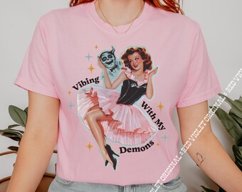 Pin-up Vibing With My Demons Spooky Halloween Retro vintage T-shirt graphique Comfort Colors® Horreur Années 50 rose Ghostcore Demon Funny Meme Shirt