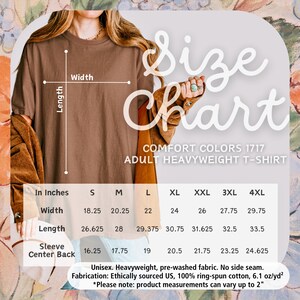 Op de afbeelding: Maattabel voor een Comfort Colors 1717 volwassen heavyweight T-shirt. De tabel toont afmetingen in inches voor breedte, lengte en mouwcentrum achter voor maten S t/m 4XL. Het shirt is unisex, voorgewassen en gemaakt van 100% ringgesponnen katoen.