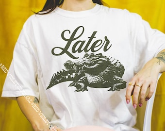 Plus tard, Alligator Funny Meme Gator, police rétro verte, t-shirt graphique Comfort Colors®, vintage des années 90, an 2000, mode funky, vêtements tendance, grunge, femme