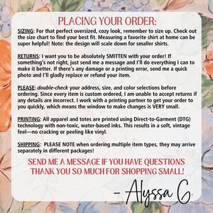 Op de afbeelding: Een witte kaart met zwarte tekst met bestelinstructies, inclusief maatvoering, retourneren en printmethoden. De kaart staat tegen een bloemenachtergrond met oranje en witte tinten. De handtekening "Alyssa G." staat onderaan.