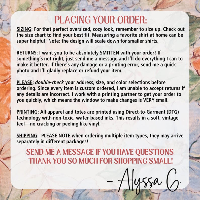 Op de afbeelding: Een witte kaart met zwarte tekst met bestelinstructies, inclusief maatvoering, retourneren en printmethoden. De kaart staat tegen een bloemenachtergrond met oranje en witte tinten. De handtekening "Alyssa G." staat onderaan.