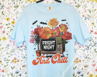 Fright Night And Chill Spooky Season Retro Collage TV Comfort Colors® T-shirt graphique Orange Amoureux du cinéma d'horreur vintage Halloween Mignon Floral