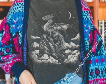 T-shirt graphique Fantasy Dragon gothique Celestial Comfort Colors® vintage Dark Art fantasmagorique rétro en métal Emo cadeau pour elle Chemise grunge nuages dragons