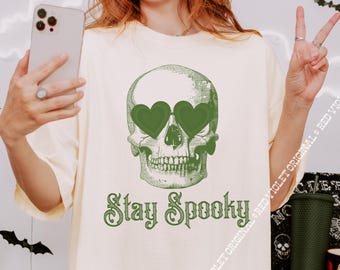 Restez fantasmagorique T-shirt graphique Comfort Colors® yeux de tête de mort, Halloween, c'est la saison pour les amoureux de l'automne T-shirt goule rétro gothique vert avec cœurs squelettes