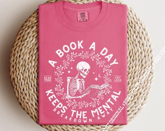 Un livre par jour éloigne la maladie mentale Squelette livresque T-shirt graphique Comfort Colors® à fleurs, rat de bibliothèque, enseignant drôle, rétro, t-shirt gothique mignon