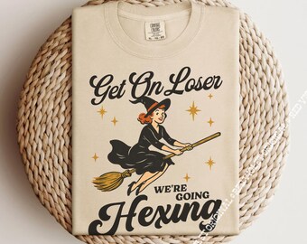 Get on perdant We're Going Hexing Funny Meme Halloween sorcière rétro T-shirt graphique Comfort Colors® Années 50 Mid Century Cartoon Girly Spooky Season