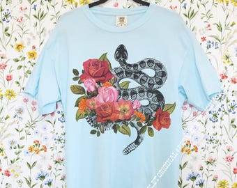 T-shirt graphique Art Comfort Colors® avec collage floral, serpents cottagecore rétro uniques, conception de style tatouage, chemise sorcière roses mystiques