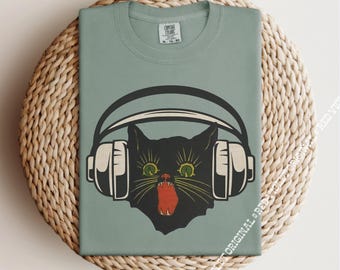 Chat noir effrayé, écouteurs, mélomane, t-shirt graphique gothique Comfort Colors®, haut grunge pour femme, Halloween, saison fantasmagorique, chemise esthétique sorcière