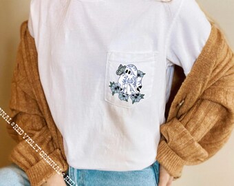 Fleur bleue, papillon fantôme, poche, chemise Comfort Colors®, haut d'automne, t-shirt fantôme minimaliste, motif rétro, saison fantasmagorique, amateur d'Halloween