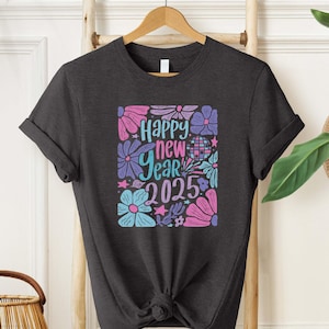 Chemise Happy New Year 2025, cadeau de vacances pour elle, t-shirt femme fête du nouvel an, t-shirt cadeau d&#39;hiver, t-shirt de Noël floral bohème