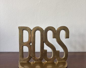 Vintage Messing „BOSS“ Briefbeschwerer: 1970er Jahre Mid-Century Schreibtisch Dekoration
