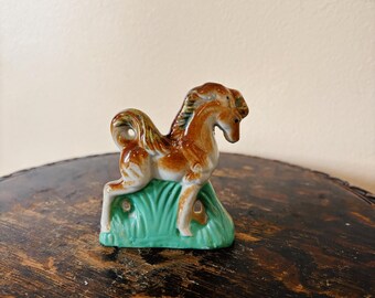 Pequena estatueta de cavalo de cerâmica vintage - Estátua de pônei de porcelana de meados do século