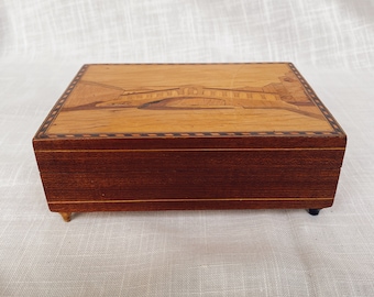 Caja de música vintage con incrustaciones de madera de Sorrento: joyero con paisaje urbano