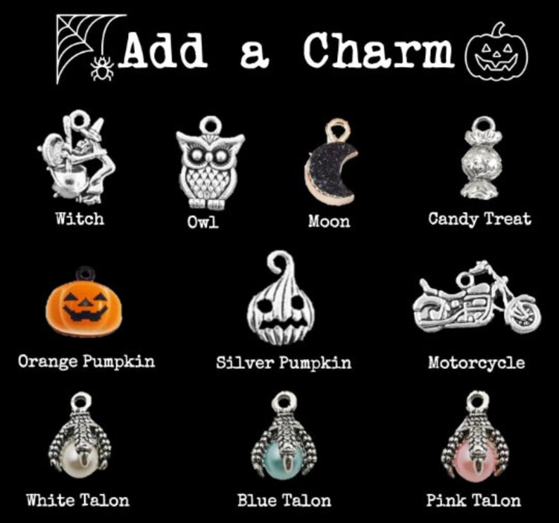 Op de afbeelding: Een selectie Halloween-charms, waaronder een heks, een uil, een maan, een snoepje, een oranje pompoen, een zilveren pompoen, een motorfiets, een witte klauw, een blauwe klauw en een roze klauw.