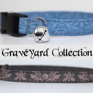 Pu&ograve; includere: Due collari per gatti, uno blu con un motivo floreale bianco e un campanello argentato, l'altro grigio con un motivo floreale rosa. I collari fanno parte della "Collezione Cimitero".