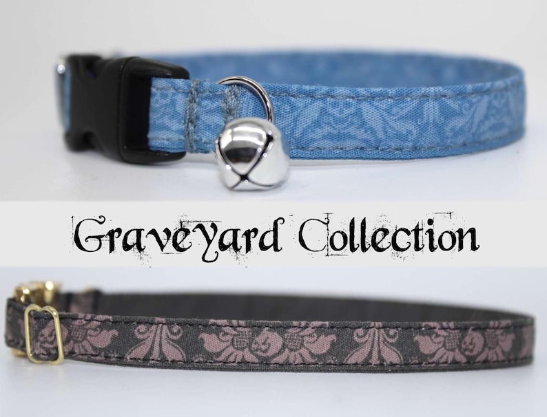 Pu&ograve; includere: Due collari per gatti, uno blu con un motivo floreale bianco e un campanello argentato, l'altro grigio con un motivo floreale rosa. I collari fanno parte della "Collezione Cimitero".