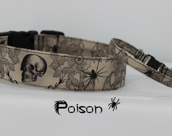 Puede incluir: Un collar y una correa a juego para perro de color beige con un patrón de calavera, araña y flores en blanco y negro. El collar tiene una hebilla plateada y la correa tiene una hebilla negra. El texto "Poison" está impreso en la parte inferior de la imagen.