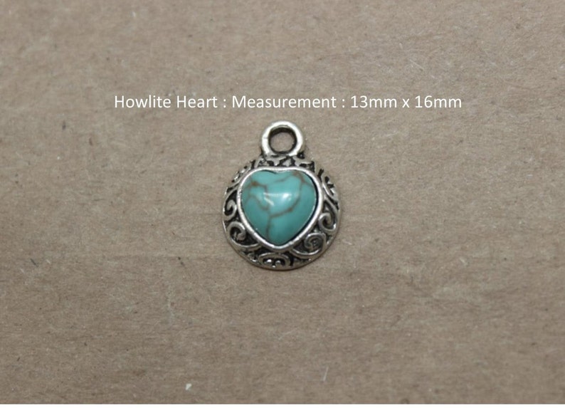 Puede incluir: Un colgante de plata con un dije de coraz&oacute;n de howlite turquesa. El colgante mide 13 mm por 16 mm. Howlite Heart : Measurement : 13mm x 16mm