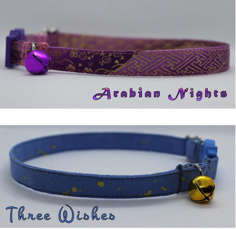 K&ouml;nnte beinhalten: Zwei Katzenhalsb&auml;nder mit Gl&ouml;ckchen. Das erste Halsband ist lila mit einem goldenen Muster und einer lila Glocke. Das zweite Halsband ist blau mit goldenen Punkten und einer goldenen Glocke. Der Text "Arabian Nights" befindet sich unter dem ersten Halsband und "Three Wishes" unter dem zweiten Halsband.