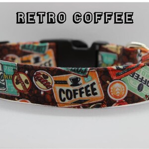 May include: A brown dog collar with a retro coffee print. The collar features a variety of coffee-themed designs, including coffee cups, coffee beans, and coffee shop signs. The collar is adjustable and has a metal buckle.