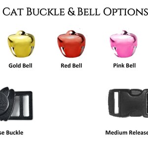 Pu&ograve; includere: Una selezione di fibbie e campanelle per collare da gatto. Le fibbie sono in plastica nera e sono disponibili in due stili: a sgancio rapido e a sgancio medio. Le campanelle sono disponibili in argento, oro, rosso, rosa e verde.