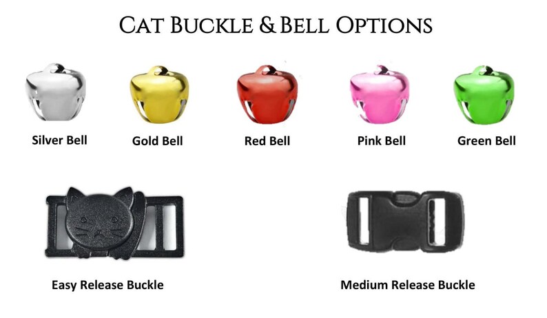 Pu&ograve; includere: Una selezione di fibbie e campanelle per collare da gatto. Le fibbie sono in plastica nera e sono disponibili in due stili: a sgancio rapido e a sgancio medio. Le campanelle sono disponibili in argento, oro, rosso, rosa e verde.