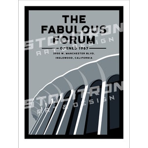 以下が含まれることがあります： ファビュラスフォーラムの白黒イラスト。ドーム型の屋根を持つ大きなアリーナ。イラストの上部には「The Fabulous Forum - Opened 1967」のテキスト。テキストの下には「3900 W. Manchester Blvd. Inglewood, California」の住所が記載されている。