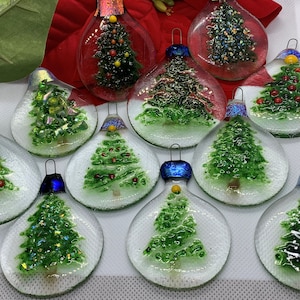 Baumschmuck aus geschmolzenem Glas