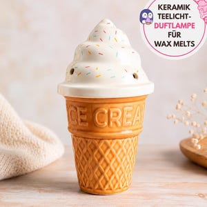 Könnte beinhalten: Ein Keramik-Duftlampe für Wax Melts in Form einer Eistüte mit weißem, gesprenkeltem Aufsatz und einem beigen Waffel-Unterteil mit der Prägung ICE CREAM. Der Aufsatz enthält kleine Öffnungen für den Duftaustritt.