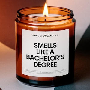 Bachelor's Degree Graduation Duftkerze mit Spruch Sojawachs Abschlussgeschenk Freunde Studium Uni Custom "Smells Like a Bachelors Degree"
