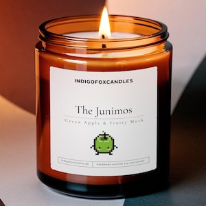 Op de afbeelding: Een witte keramische mok met een zwarte handgreep en de tekst "But First, Coffee" in een vetgedrukte, zwarte letter. De mok staat tegen een vage achtergrond, wat een gezellige setting suggereert.