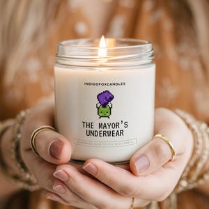 Grappig Stardew Valley-cadeau met tekst: geurkaars in glazen pot, Junimo burgemeestersondergoed, gepersonaliseerd cadeau voor je beste vriend(in) met de tekst "burgemeester".