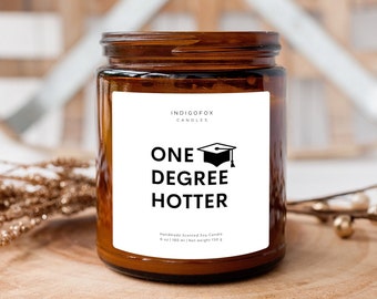 Duftkerze mit Spruch "One Degree Hotter" Abschluss Kerze Universität Master | Vegan Handmade Sojawachs Kerze mit Deckel Geschenk Freunde