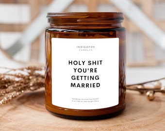 Lustige Spruch Duftkerze Verlobung Hochzeit Geschenk | "Holy Shit You're Getting Married" | Handmade Vegan Sojawachs Kerze Deckel
