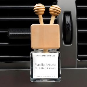 Könnte beinhalten: Ein handgefertigtes Serviertablett aus Holz mit natürlicher Oberfläche. Das rechteckige Tablett hat erhöhte Kanten und integrierte Griffe. Die Holzmaserung ist sichtbar und zeigt den rustikalen Charme. Maße: ca. 40 cm lang, 25 cm breit und 5 cm hoch.