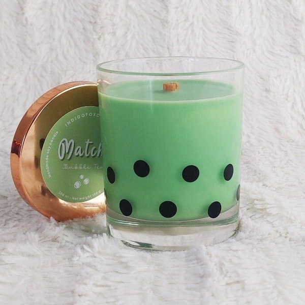Matcha Bubble Tea geurkaars in een glas met deksel | Houten lont Boba Melkthee Drinkkaars | Verjaardagscadeau vrienden Groene Thee Honing