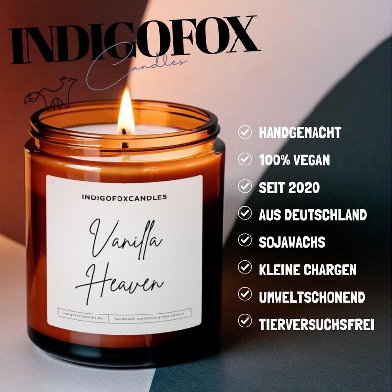 Puede incluir: Una vela encendida en un frasco de vidrio marr&oacute;n con el texto "Vanilla Heaven" en una etiqueta blanca. La vela es de INDIGOFOX Candles. El texto adicional incluye "Hecho a mano", "100% Vegano", "Desde 2020", "Hecho en Alemania" y "Cera de soja".