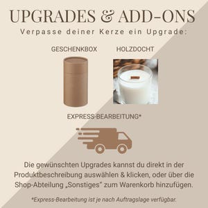 Puede incluir: Imagen que promociona mejoras y complementos para velas. Incluye una caja de regalo, una mecha de madera y una opci&oacute;n de procesamiento expr&eacute;s. El texto dice "UPGRADES & ADD-ONS" e instrucciones sobre c&oacute;mo agregar mejoras.