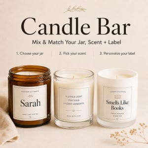 Könnte beinhalten: Drei Sojakerzen in Gläsern mit individuellen Etiketten. Das linke Glas ist aus bernsteinfarbenem Glas mit dem Namen Sarah. Das mittlere Glas ist aus Klarglas mit dem Text A Little Light For Your Coziest Moments. Das rechte Glas ist weiß.