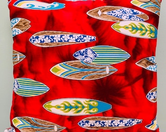 Cojín decorativo de 35 cm con diseño hawaiano, tablas de surf, canoa, tortugas, hula floral, tela palaka roja y reverso batik azul. Hecho a mano en Hawái.