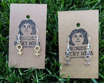 Pendientes con símbolo femenino
