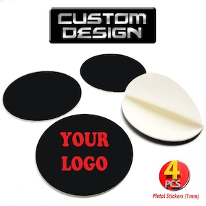 Könnte beinhalten: Vier runde schwarze Metallaufkleber mit Kleberückseite. Die Aufkleber sind 1 mm dick und können mit Ihrem Logo individualisiert werden. Der Text "YOUR LOGO" ist in Rot auf einem der Aufkleber gedruckt. Der Text "CUSTOM DESIGN" ist in Silber auf einem separaten Aufkleber gedruckt.