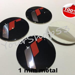 Puede incluir: Cuatro emblemas de coche negros y plateados con una franja roja. Los emblemas son de metal de 1 mm y tienen una garantía del 100%.