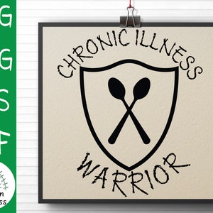 Könnte beinhalten: Ein schwarz-weißes Grafikdesign mit dem Text "Chronic Illness Warrior" in handschriftlicher Form. In der Mitte des Designs befindet sich ein Schild mit zwei gekreuzten Löffeln.