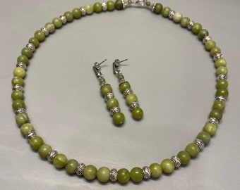 Grüne Jade-Edelstein/Kristall-Halskette/Halsband/und Ohrringe, Halbedelstein, handgefertigtes Schmuckset.