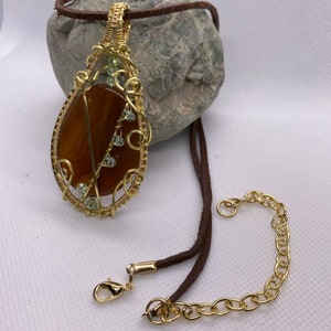 Colar/chocker com pingente de pedra preciosa de ágata marrom, pingente enrolado em arame, joias feitas à mão com pedras naturais semipreciosas.