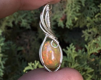 Handgemachter Welo Opal Anhänger aus Sterlingsilber – Edelsteinkette