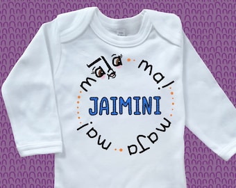 Indiase gepersonaliseerde babygrow, Gujarati Baby "Maja Ma", Aanpasbaar nieuw moedercadeau, Cultureel ontwerp, Nieuw babycadeau, Gujju/ Gujji/ Gujarati