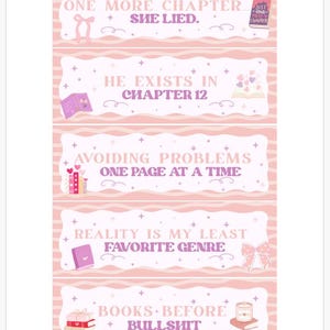 Peut inclure: Un ensemble de cinq marque-pages rectangulaires avec un fond ondulé rose clair et des bordures festonnées blanches. Chaque marque-page présente des illustrations sur le thème des livres et le texte : ONE MORE CHAPTER... SHE LIED, HE EXISTS IN CHAPTER 12, AVOIDING PROBLEMS ONE PAGE AT A TIME, REALITY IS MY LEAST FAVORITE GENRE, et BOOKS BEFORE BULLSHIT.