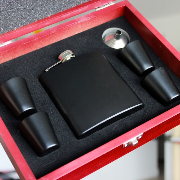 Personalisierbare personalisierte gravierte 6 Unzen Flachmänner - Rotes Box Set mit 4 Schnapsgläsern - Schwarz Edelstahl